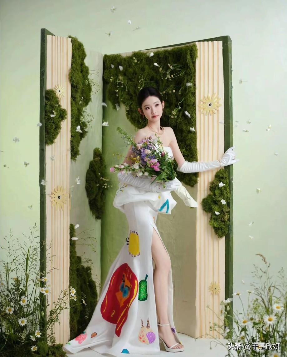 张艺凡“花束少女”造型火了！白裙配鲜花，清冷感直接封神✨
 
张艺凡最新写真直接