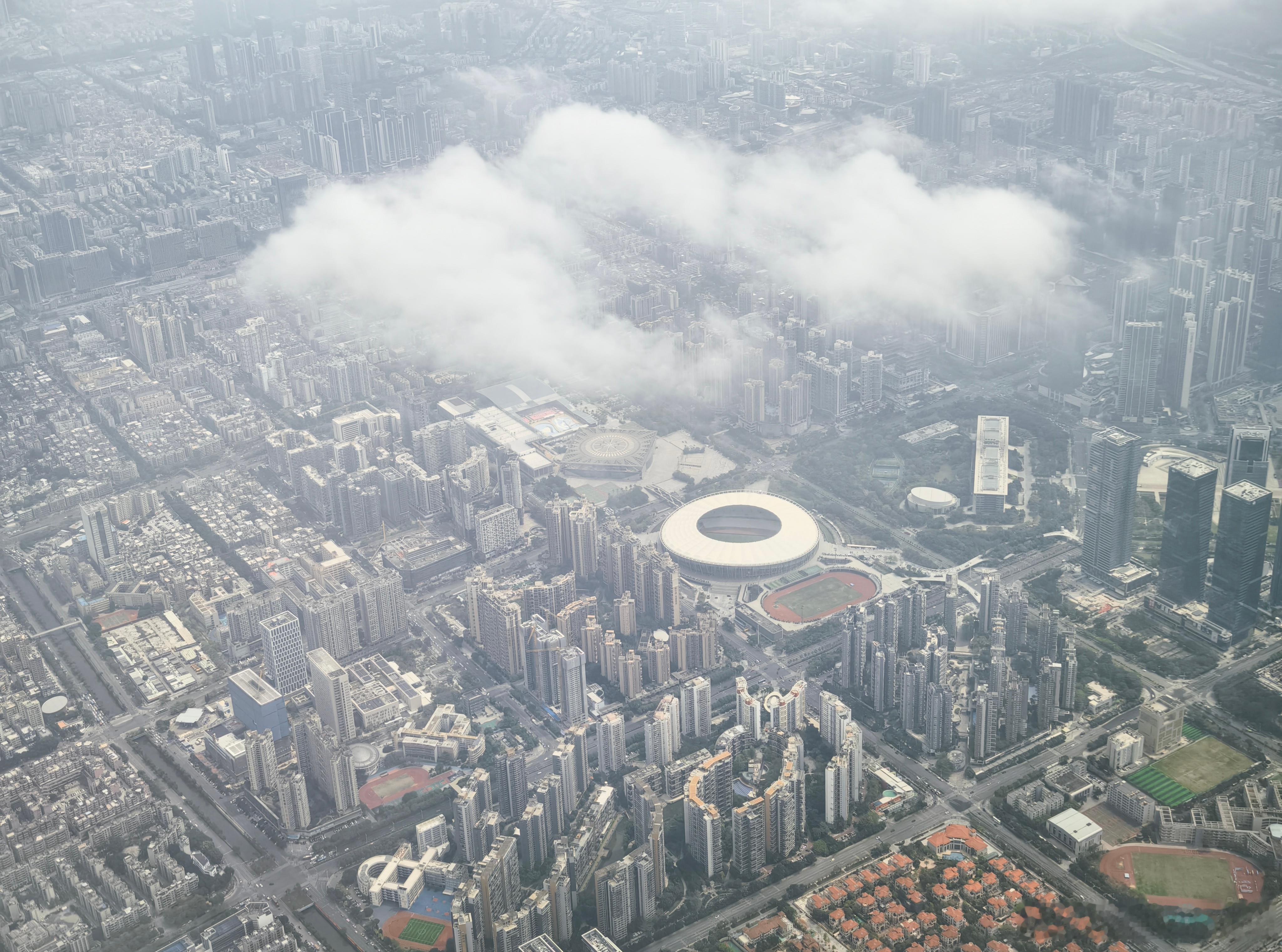 早安🌞发一张真航拍从飞机上看宝安区，宝体上方正好还有圈状的云  ​​​