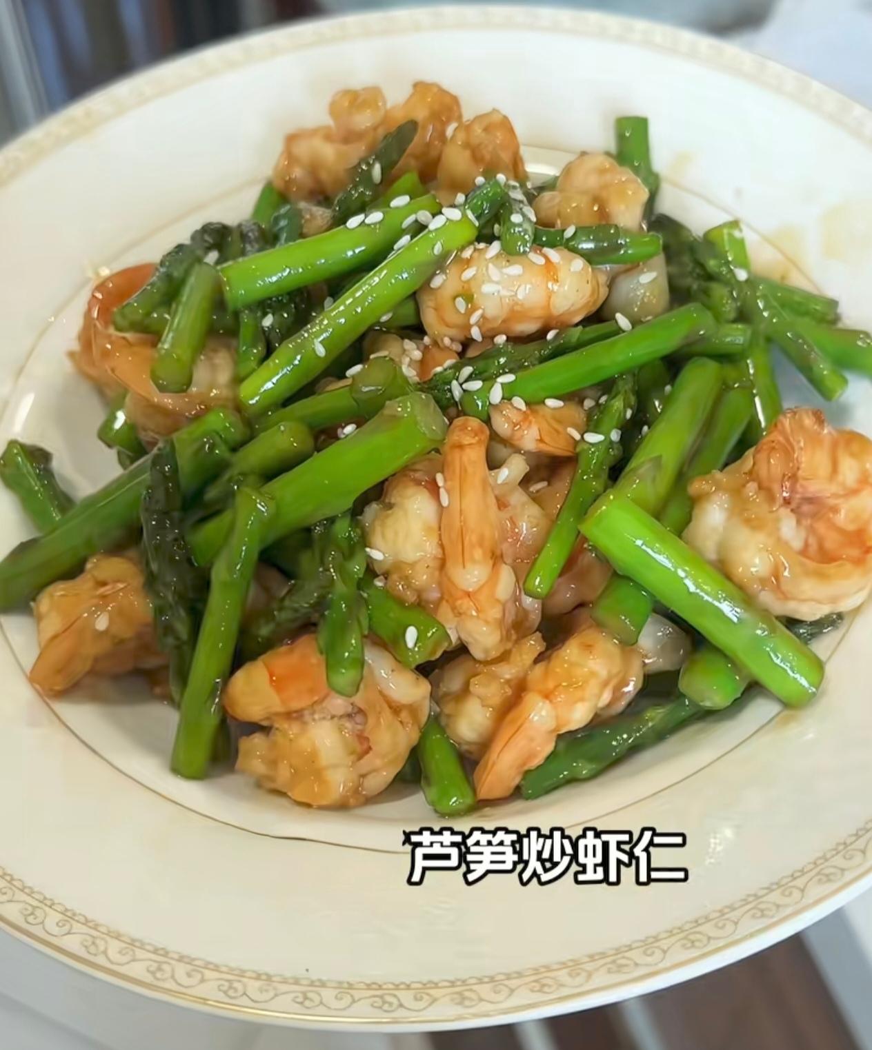一个朋友在南京上门做饭，昨天忙碌了一天，接了两单，总收入450元。

中午上门给