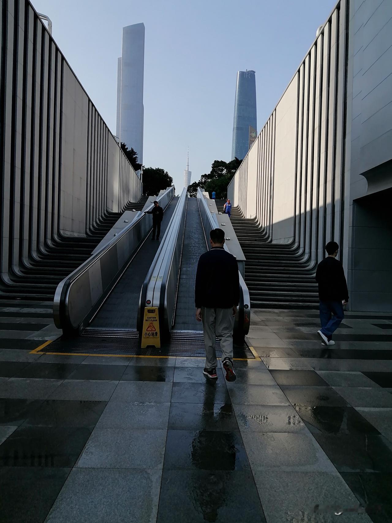 昨天下了场雨，那雨噼里啪啦的，打在窗户上，世界都变得湿漉漉的。我窝在家里，看着窗