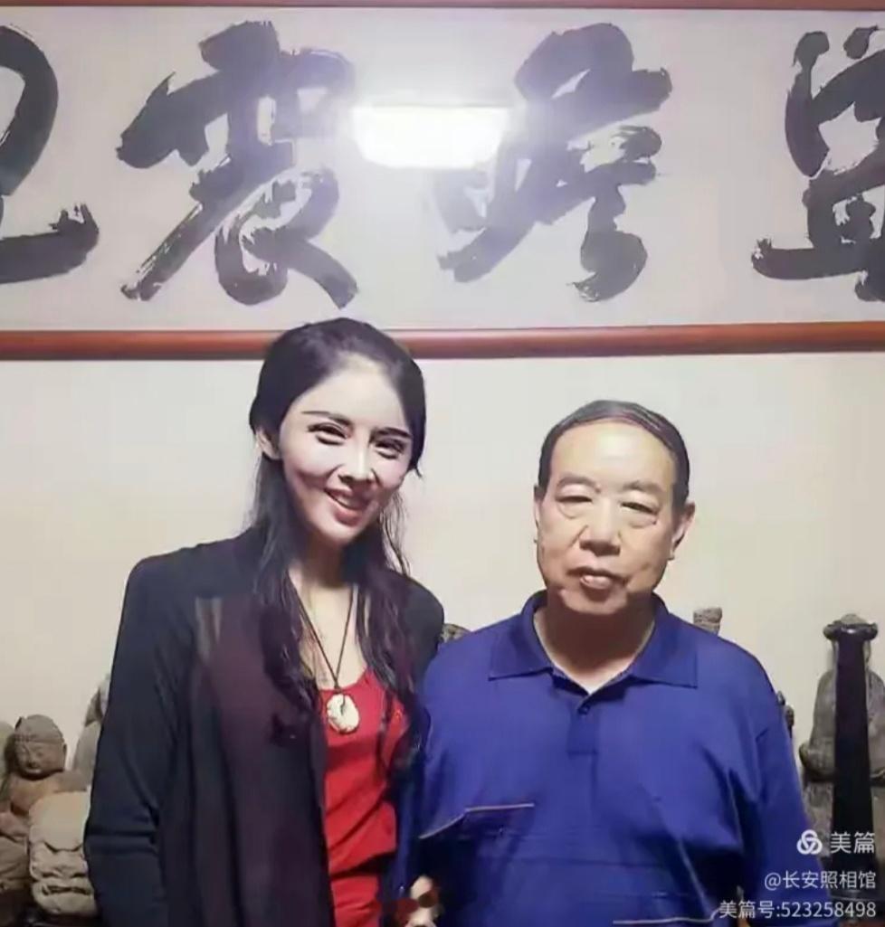 【陕西一女作家遭质疑:一边在成人补录学历，一边拥有两大学教授头衔】陕西一女作家，