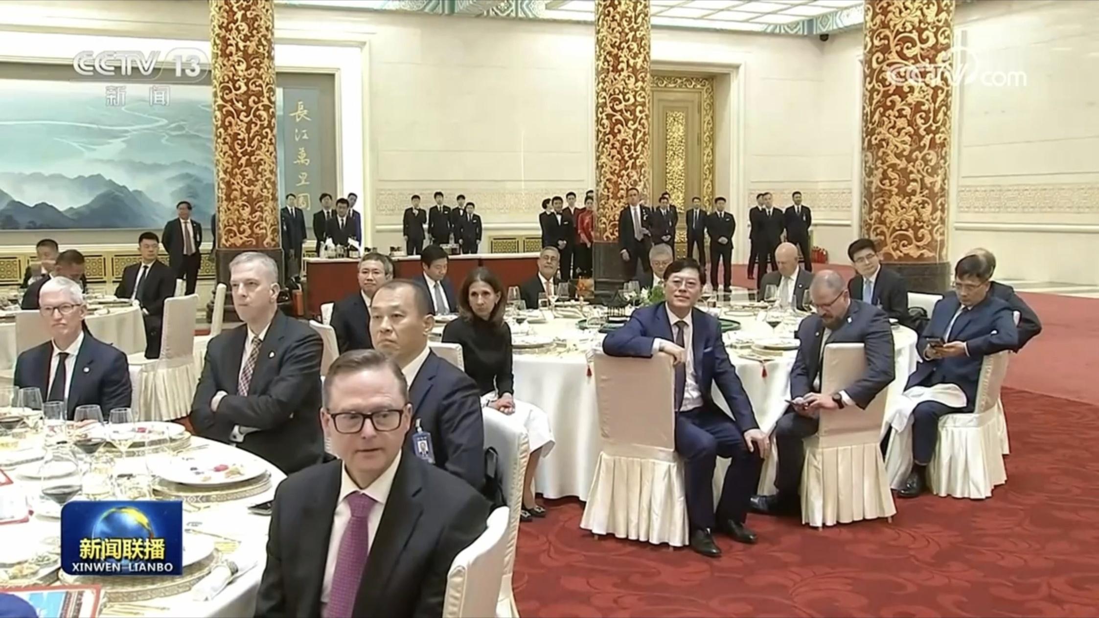 特朗普访华欢迎宴会大佬云集。在美国总统时隔 9 年再次访华之际，出席现场的都是中