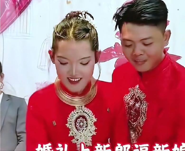 婚礼上，新郎趁新娘不注意，把她的脸按在蛋糕上，新娘的妆立刻花了，听到周围人的哄笑