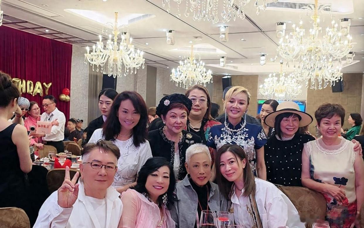 佘诗曼陪母亲出席资深艺人寿宴，弟弟也到场两家认识超过五十年。网上俩派吵翻了。一派