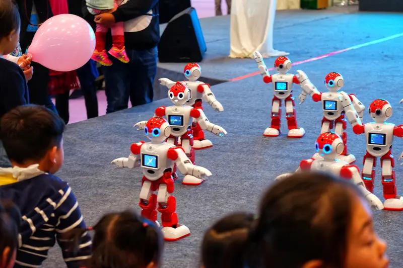 机器人参加春晚对行业影响深远。从技术层面看，春晚复杂的直播环境是对机器人的极限测