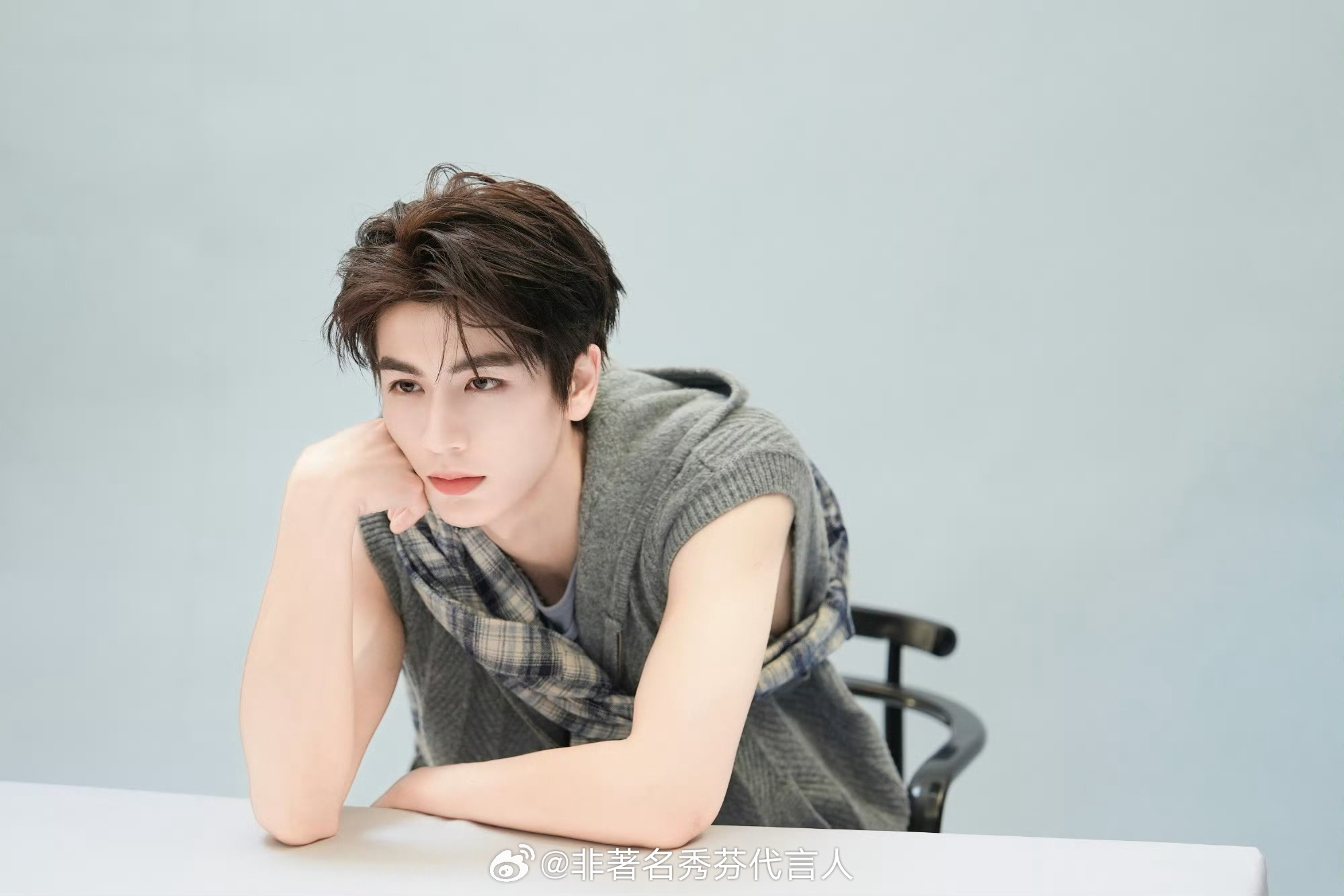 张凌赫工作室连续删两条视频感觉张凌赫在《逐玉》里的古装很出彩，没想到现代妆造也好