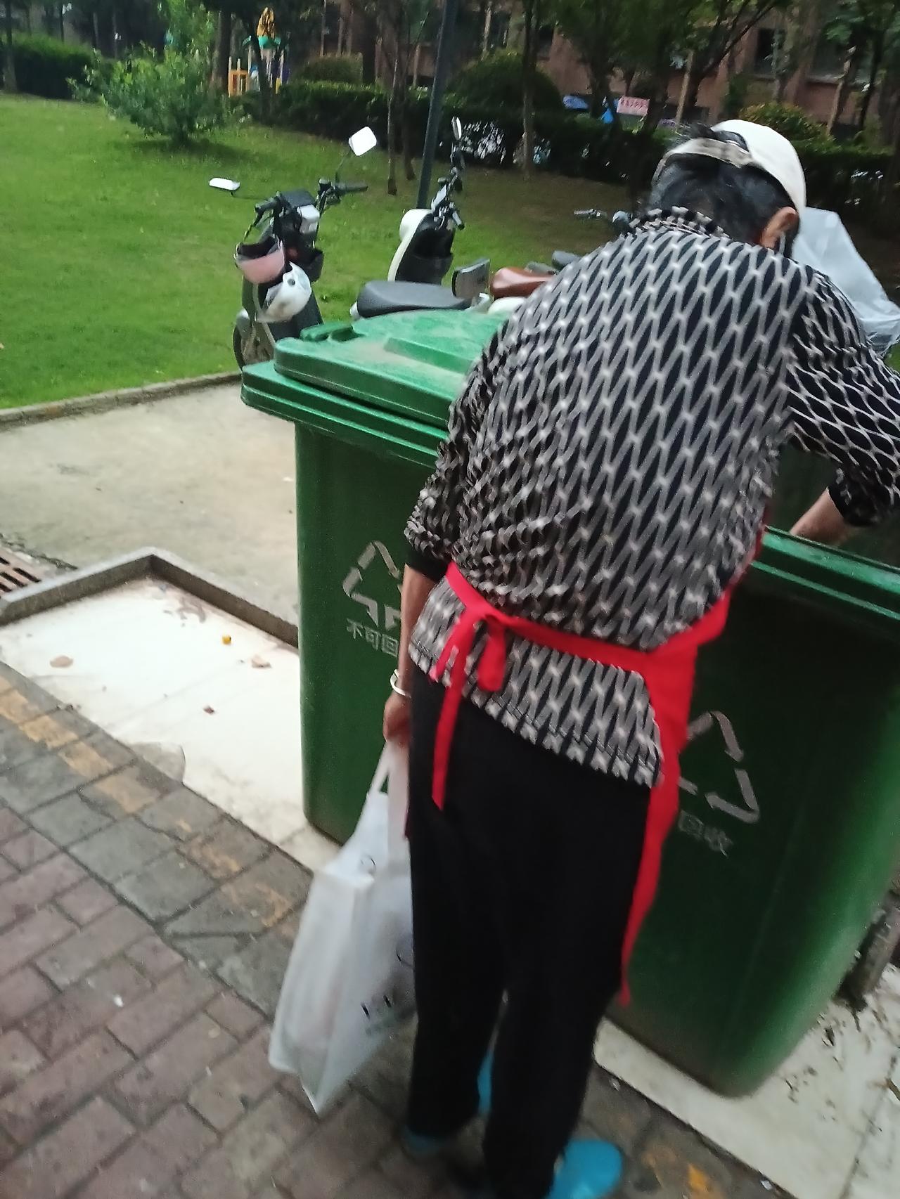 哪个小区里面都有捡废品的老人。

不管是刚入住的新小区，还是几十年的老破小，就算