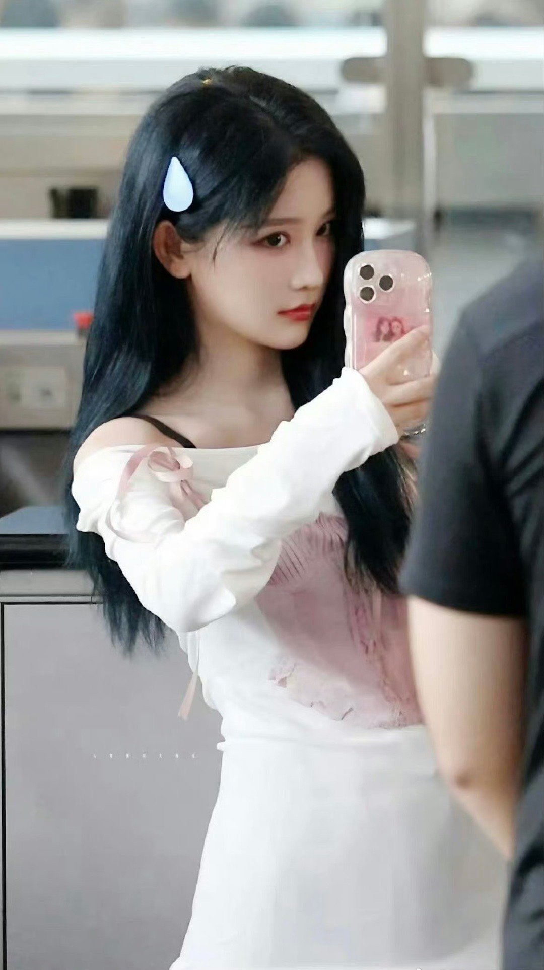 王奕、周诗雨的“诗情画奕”cp好好磕啊，两人手机壳后面都放着彼此的合照和去求的签