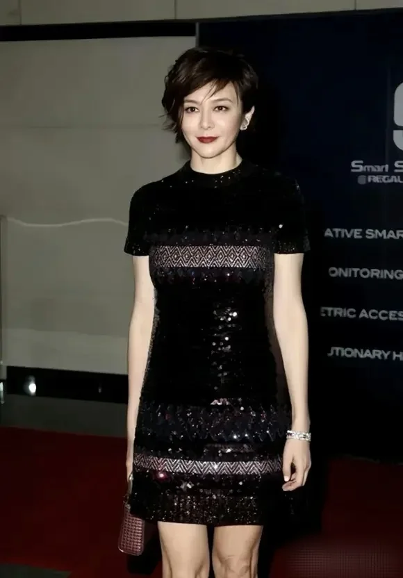 不敢相信，62岁了还这么的美！ 干练短发，精致的五官，配上晚礼服裙，尽...