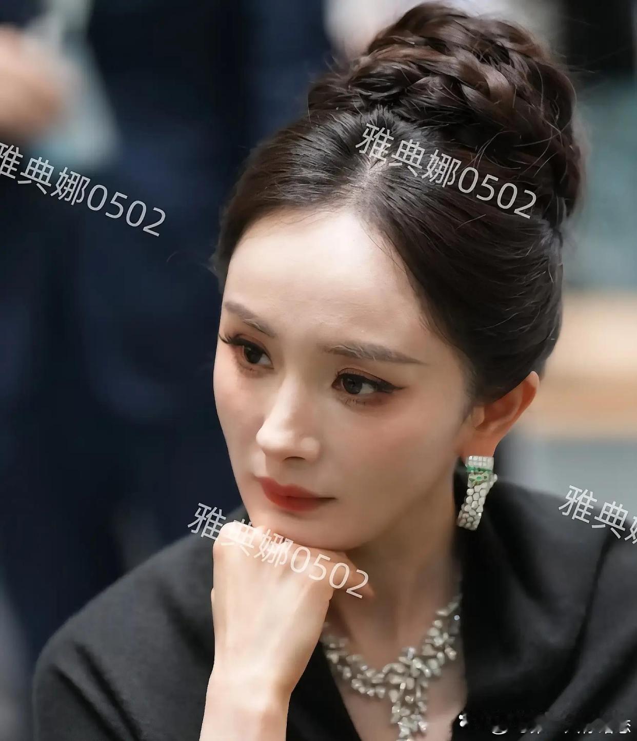 杨幂脸小身材纤细，大脑门太抢眼，一看就很聪明 