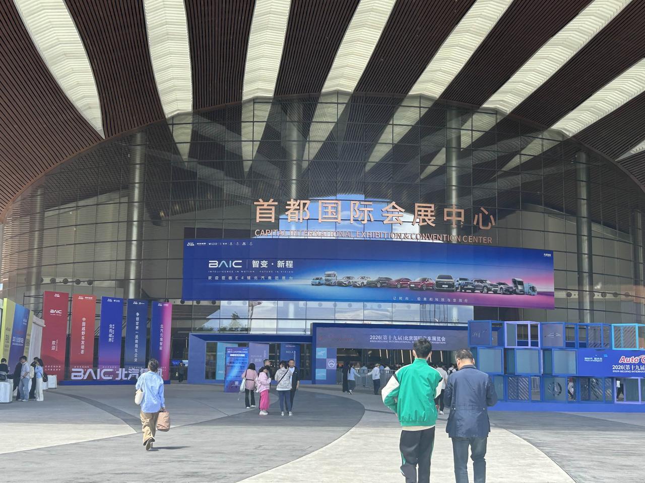 5月3日，打卡2026北京国际车展。展览的最后一天，人很多，展区也很大，新时代，