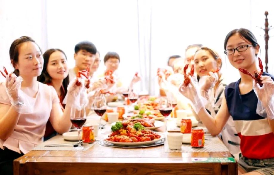 我是个70后的女人，上周去参加高中同学聚会，我才知道，我们班原来还有两个女同学至