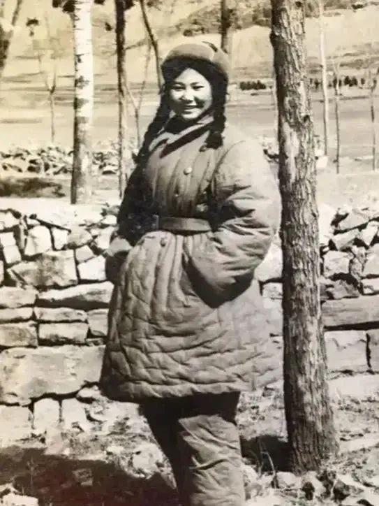抗美援朝期间，一位女志愿军战士的照片。

照片中，年轻的女志愿军战士身穿厚重的棉