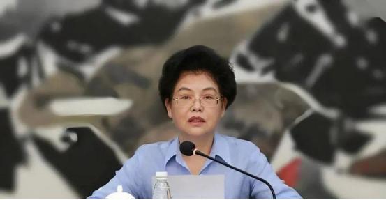 女正部被开除党籍冲上热搜第二！大家最恨的不是她贪了多少钱，而是她爬到正部级，居然