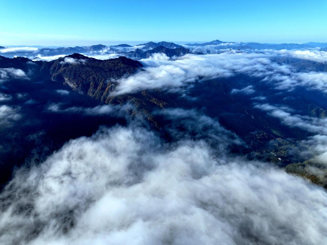 “浮云不共此山齐，山霭苍苍望转迷。”
汉中龙头山，高耸且神秘，幽深而广阔，山峰的