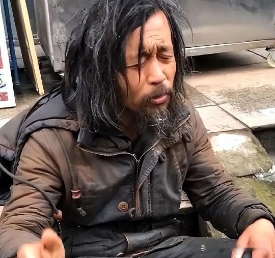 流浪是无奈，赚钱是顺势

- 流浪非本意：沈巍多次澄清，自己从未说过“喜欢流浪”