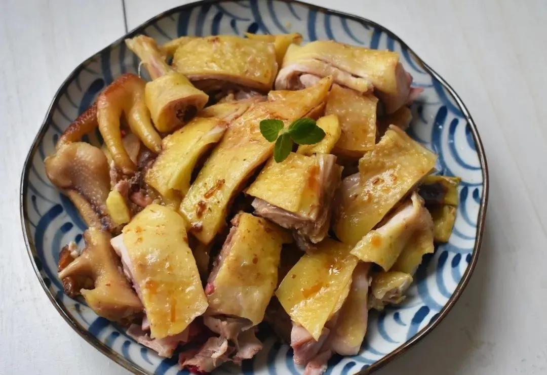 #分享我的拿手菜谱#
电饭煲焗鸡，特别适合没有入厨经验的新手，只要挑选优质的土鸡