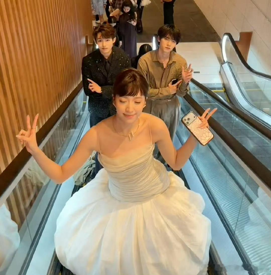 只有我有电梯恐惧症吗？每次搭扶梯我都会一级戒备，注意不踩黄线，裤腿裙摆鞋带都要保