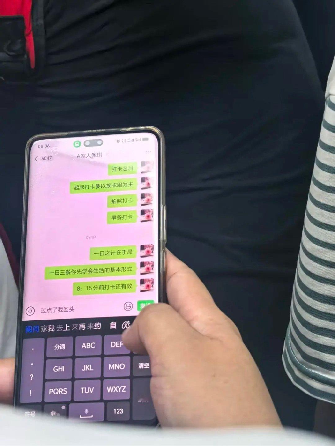 好令人窒息的妈妈对面是个十几岁的小孩，一直要求小孩打卡 ​​​