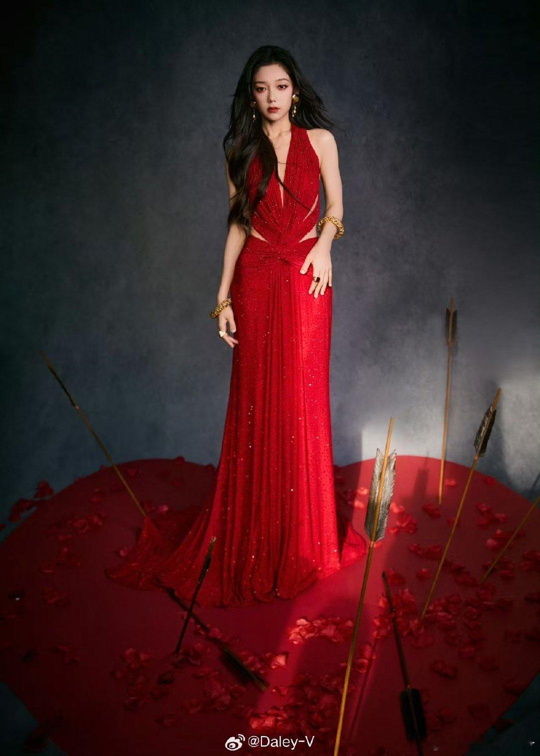 2025年的时尚答卷太亮眼，多套高定造型轮番出圈，从活动到舞台无一不精。此次跨年