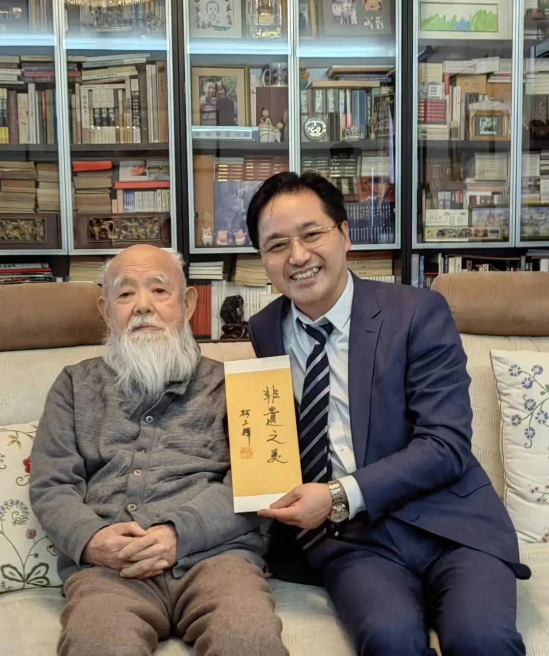 2月刊《赤子》杂志采访著名美术评论家——柯文辉。柯文辉，1935年出生于安徽安庆