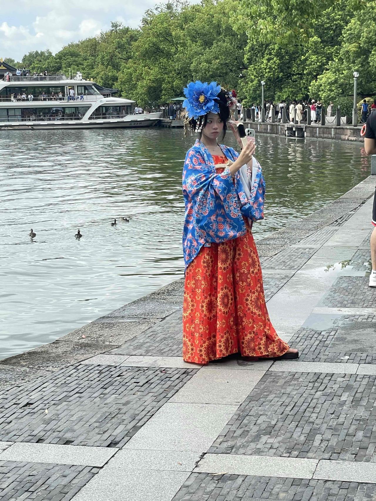 说杭州西湖美若天仙，我看一点都没错。
西湖四季都有不同的美。春天，苏堤上桃花、柳
