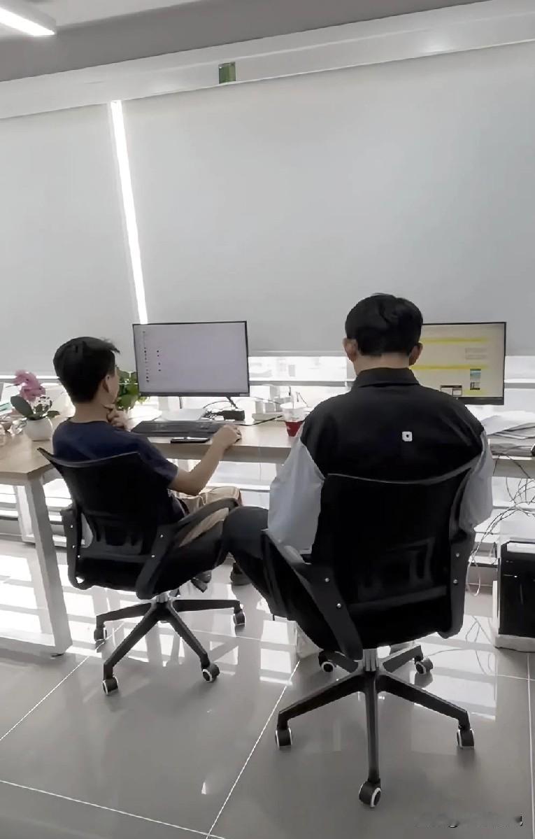 为了帮助新人能更快的上手，公司特意为他指定了师傅，结果一个月下来，新员工说师傅啥