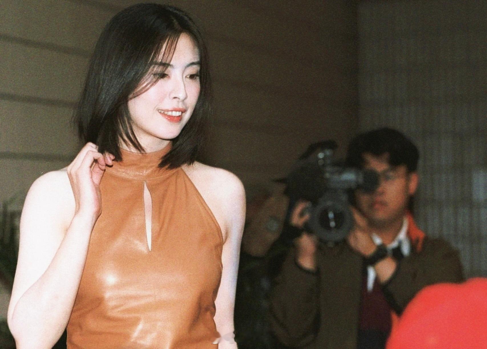 王祖贤搭乘花絮去幕后 丝滑柔润的短发，真美——2001年4月，王祖贤王祖贤 优雅