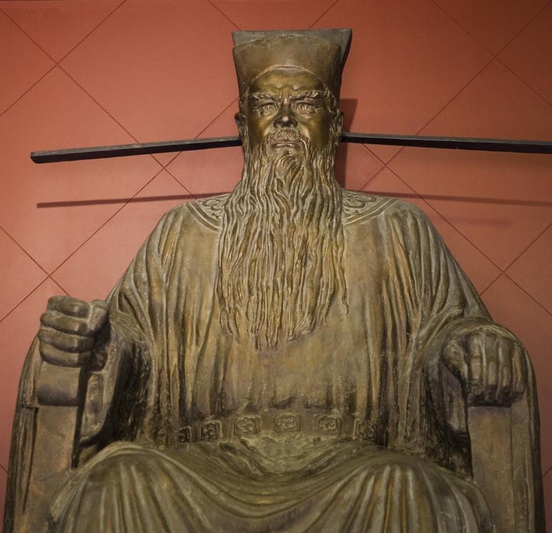 包青天能名垂千史并非偶然。戏曲里他是黑脸阎罗，手持铡刀怒铡权贵，但正史中他没铡刀