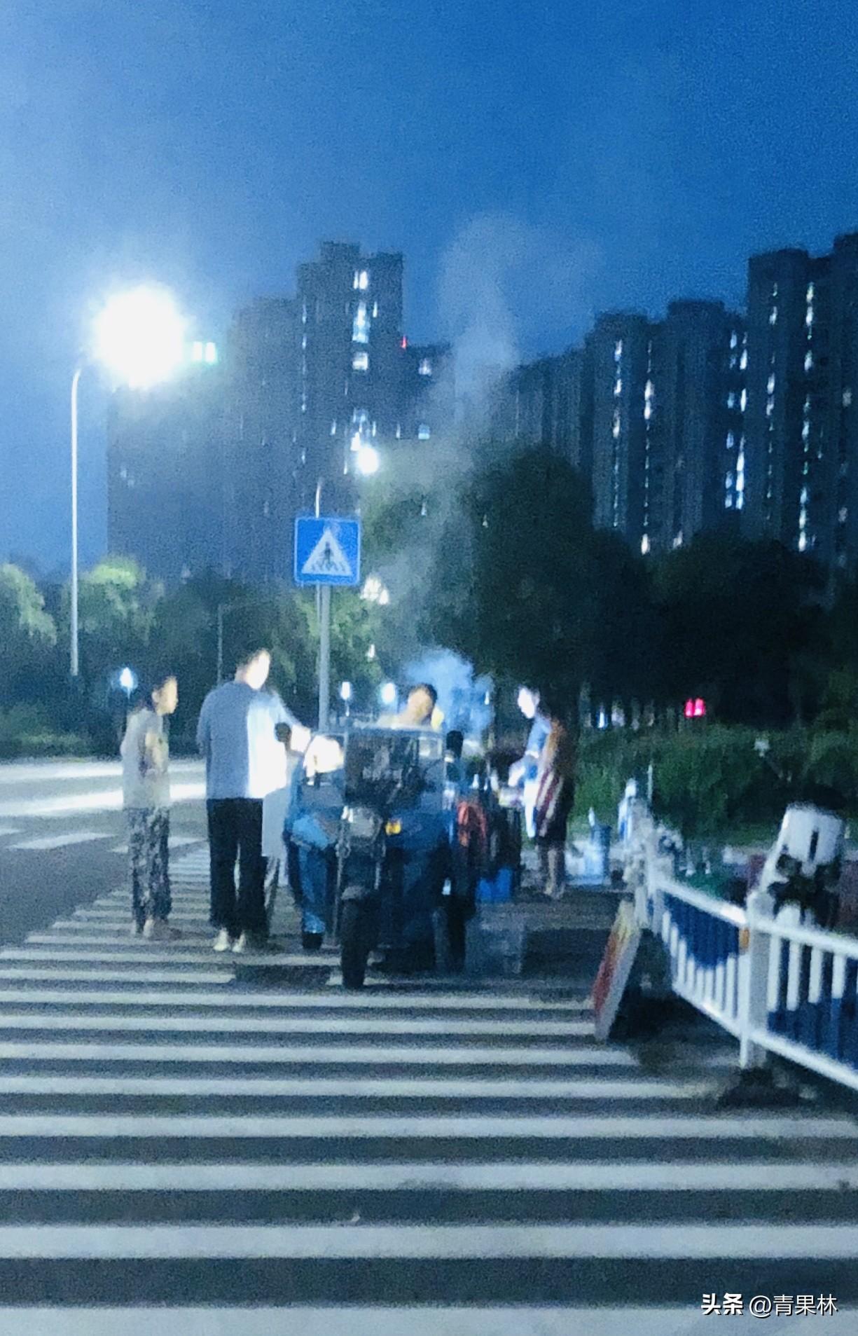 傍晚来常州河畔绿道散步太舒服了。天色慢慢变成藏蓝色，路灯次第亮起，河水静静倒映着