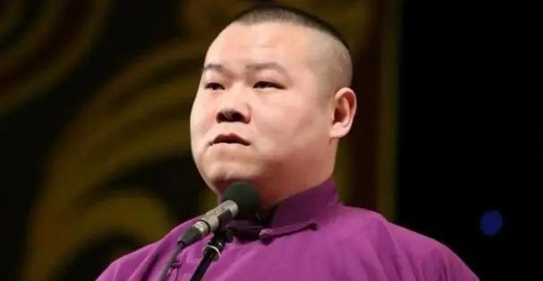 一次主持人问岳云鹏：“对中国男足有什么看法？”岳云鹏回答：“我很想加入中国男足，