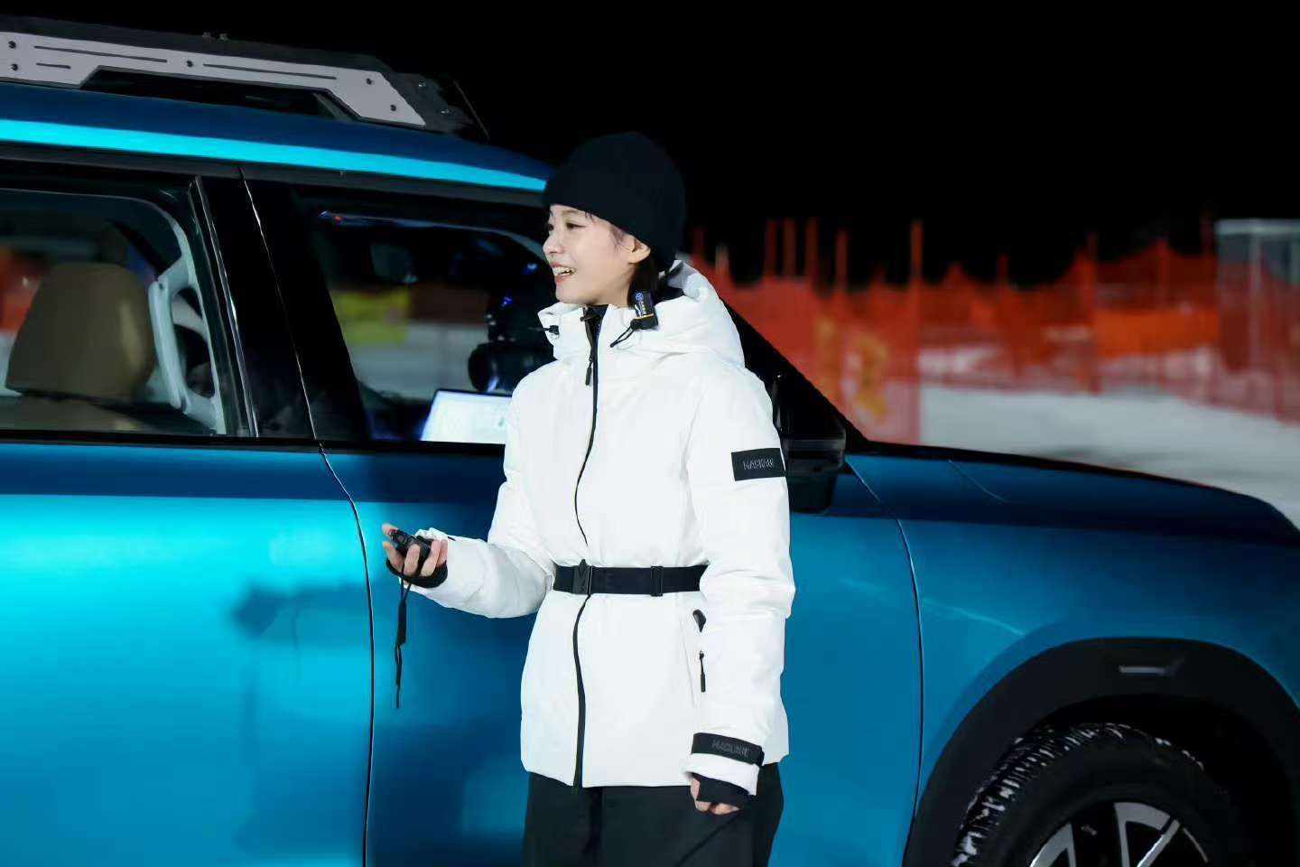 李庚希开BJ30冲上黑级雪道坡度超28度的黑级雪道，湿滑难行堪称“驾驶地狱”，但