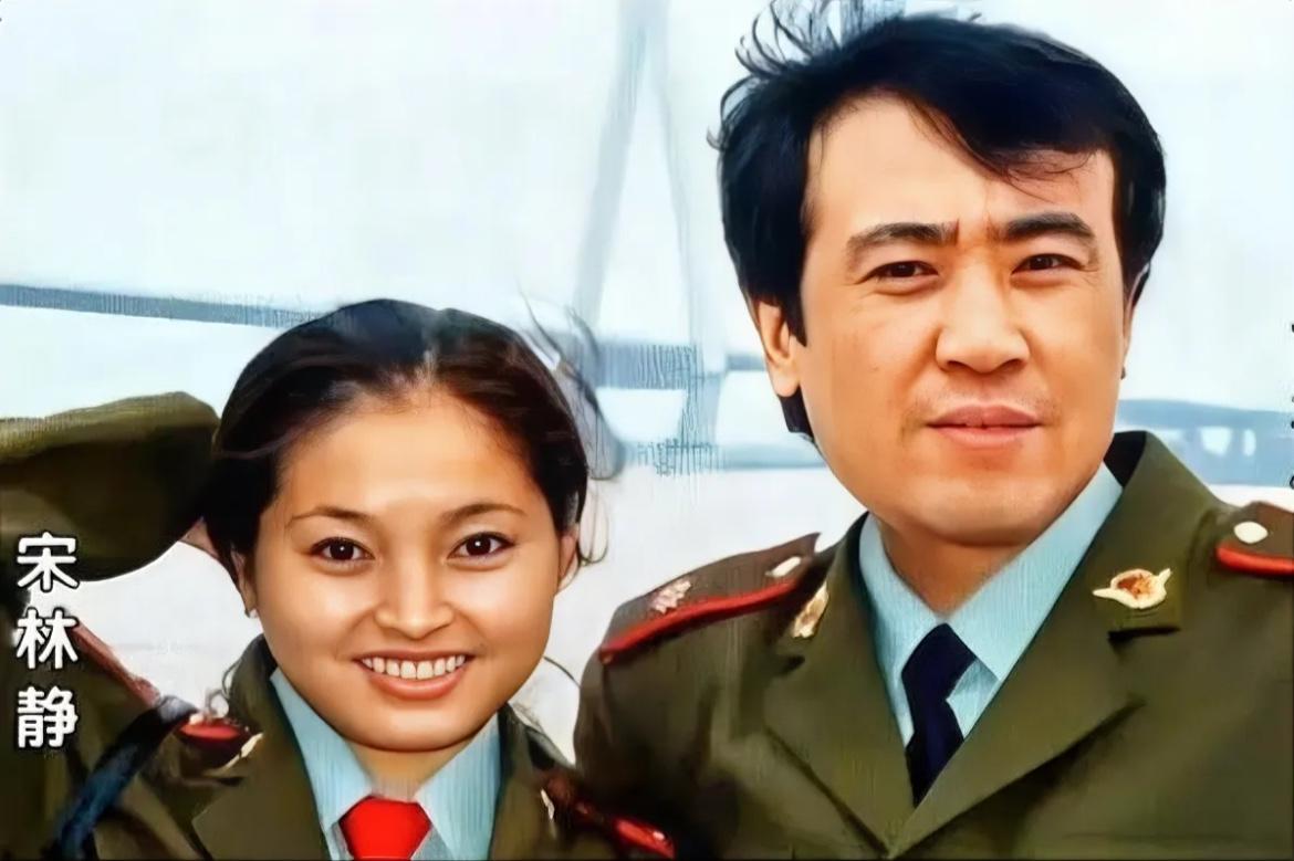 90年代末，年轻的于和伟和妻子宋林静的珍贵合影，夫妻俩当时都在南京前线话剧团，而