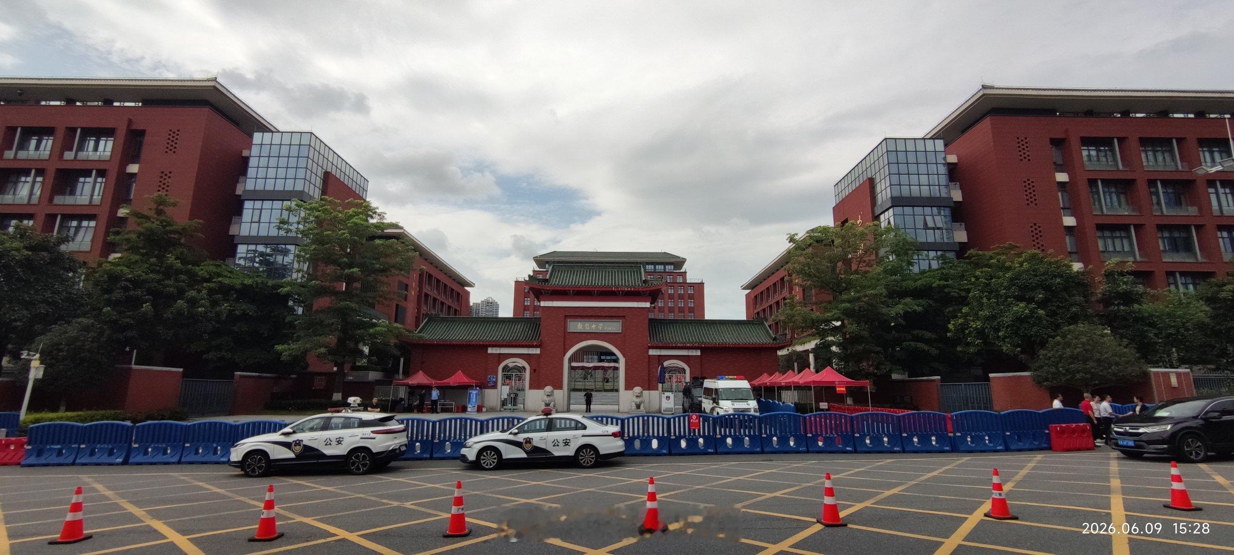 儿子的高考顺利结束了。考场门口还有志愿报考机构在推广，也有卖花的，其他行业为什么