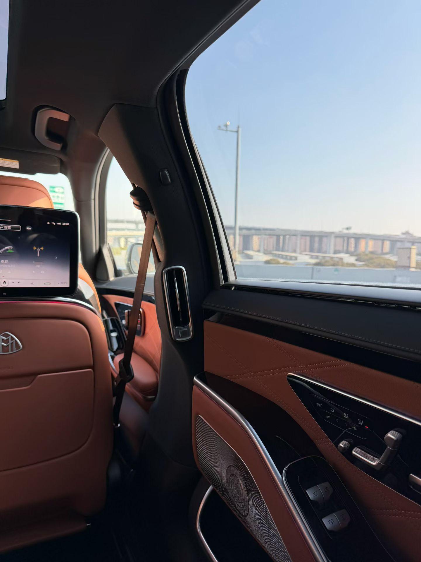 最近对比了很多款车的座椅，埃尔法的高配座椅是最舒服的，坐姿和坐垫都可以抬高，这个