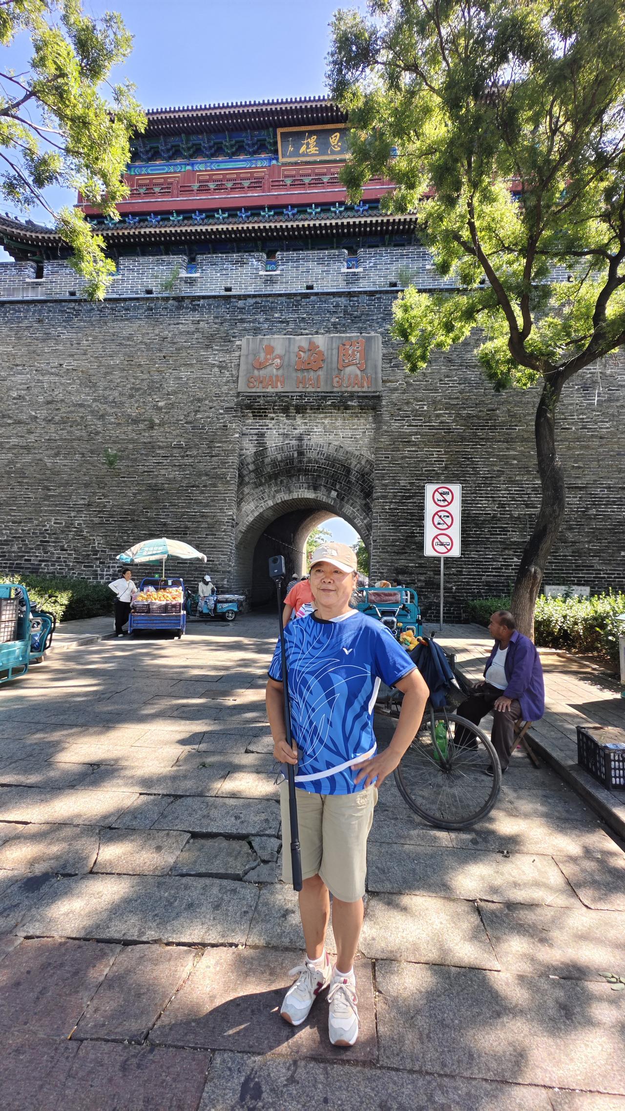 今天和小胖玩得很嗨也很累，我们从葫芦岛先开到了山海关。对天下第一关一直很向往，经