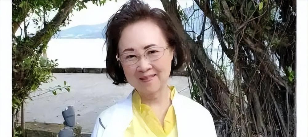 为什么说琼瑶害了很多中国女人？
琼瑶其实是毁掉了一两代人。为什么？因为很多人都是