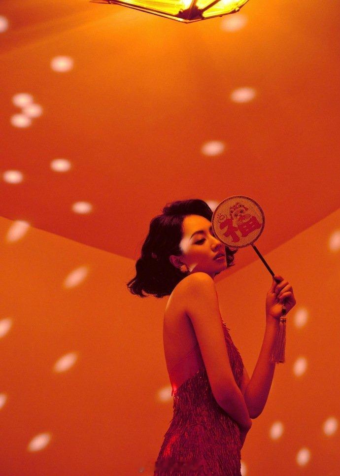 刘惜君 去年红鞭炮今年粉烟花簪花摇曳生姿，旗袍勾勒风华。从炸裂到柔光，姐姐用两种