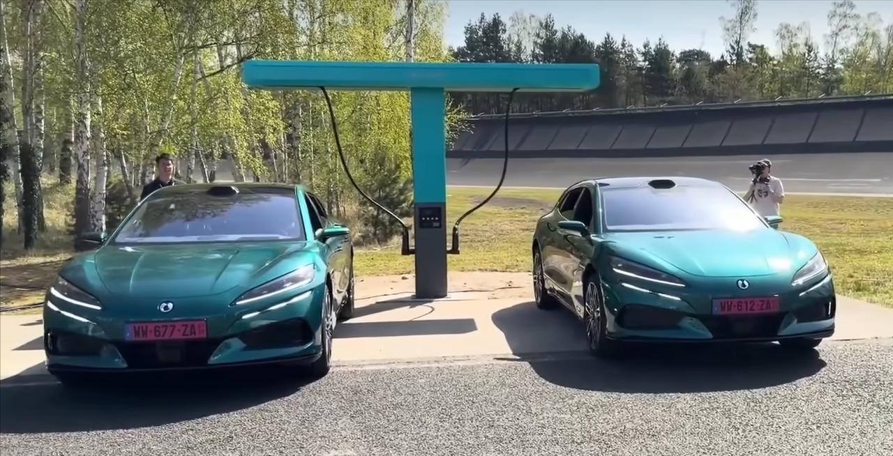 比亚迪为欧洲市场专门定制的闪充 2.0 充电桩
画面中停着两台墨绿色（官方称 “