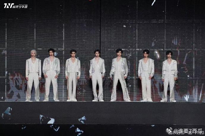 和时团一起看流星雨 看到真源、浩翔、峻霖对着星空比耶，瞬间被戳中！时团追流星时，