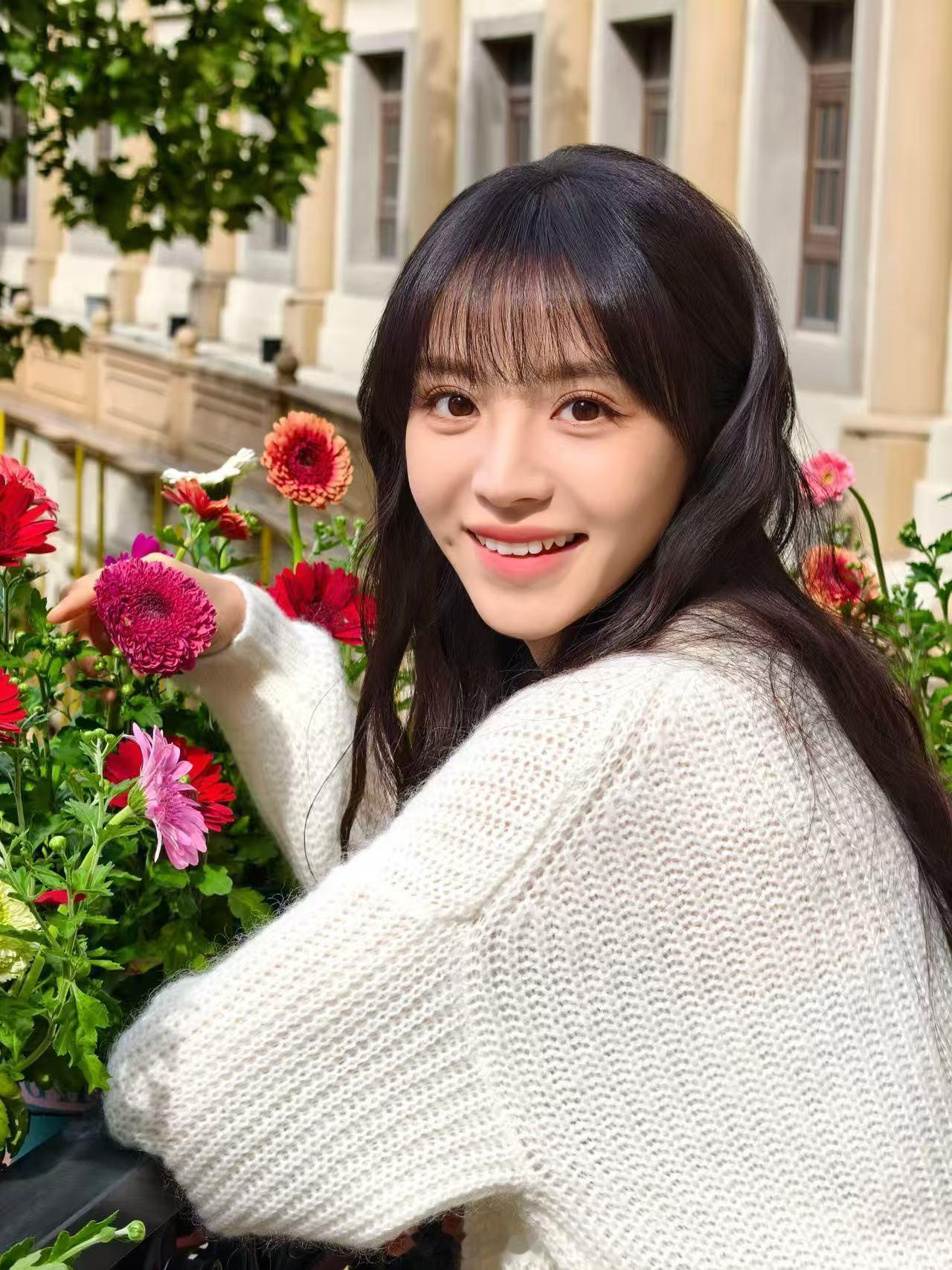 田曦薇踏步进场好萌爱上这个田曦薇简直易如反掌，踏步进场怎么可以这么萌，真的很难不