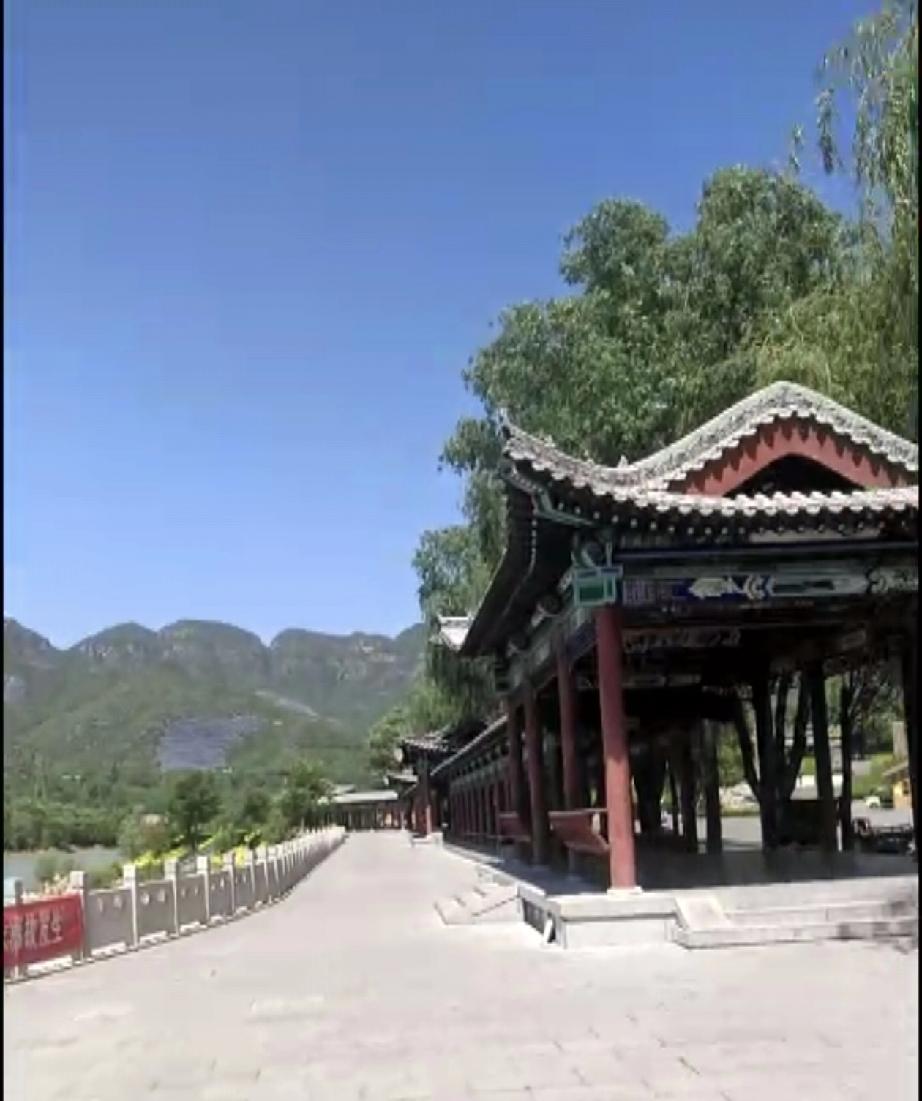 上联：窗外青山美如画
下联：庭中岁月静如歌

山水入眼，岁月入心。大好风光配上雅