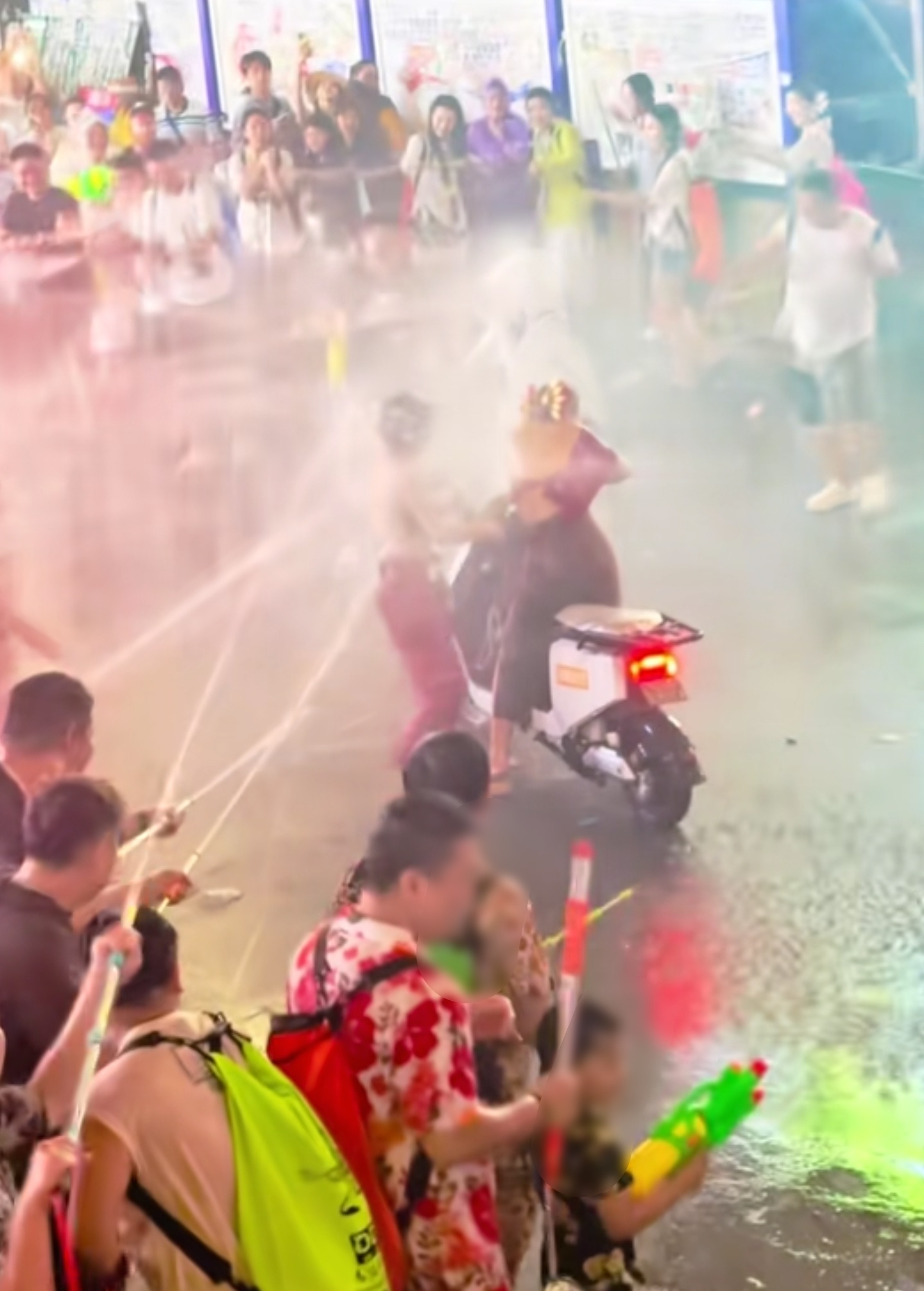 泼水节的法不责众幻觉该醒醒了        此类乱象年年发生、年年曝光，却始终未