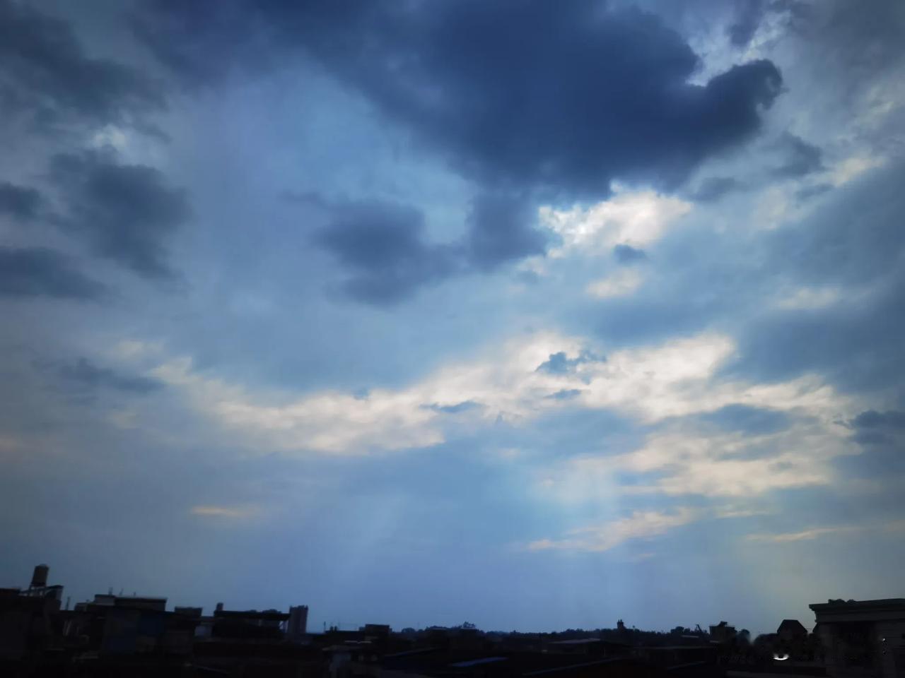 分享你拍的云彩我居然拍到云中精灵，很有意思，是一条飞龙，看这龙头栩栩如生，这是大