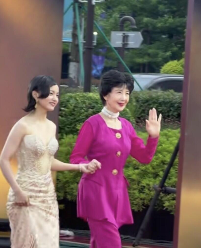 71岁的演员吴海燕状态相当不错 ，头发还那么乌黑，没有弯腰驼背的，走起路来都挺有