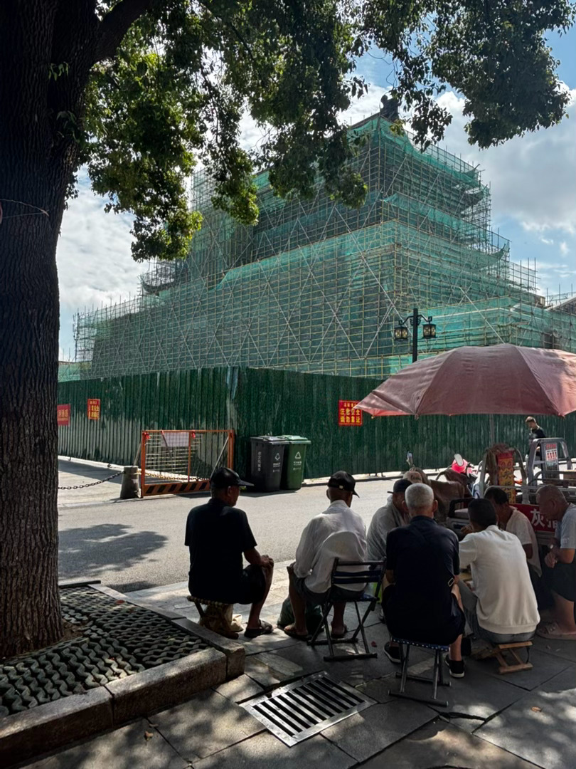 朱元璋当年在凤阳建中都，鼓楼上写着“万世根本”。 