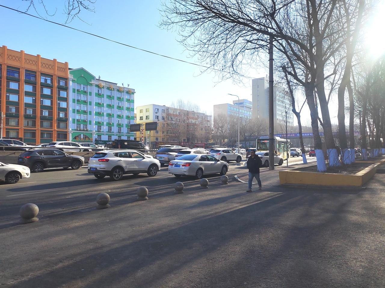 哈尔滨和兴路 周一早高峰的车！堵的开车的人滋滋叫！感觉每个车都在按喇叭！火急火燎