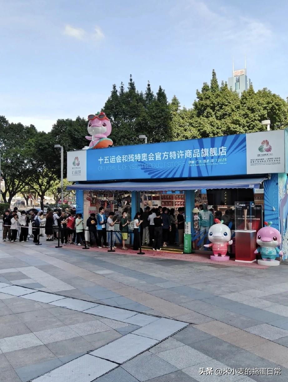 这“大湾鸡”是捅了排队窝吧!
 
谁能想到全运会的吉祥物能火成这样——广州街头的