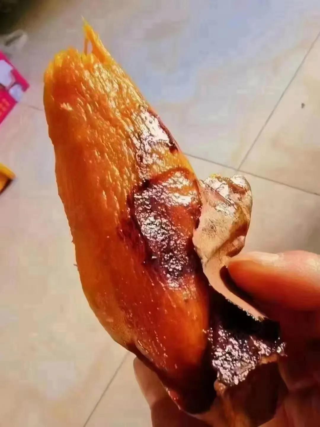 烤烟薯，可以说是我最爱的美食之一。每年冬天，烤红薯🍠，对我的诱惑力太大了，我几