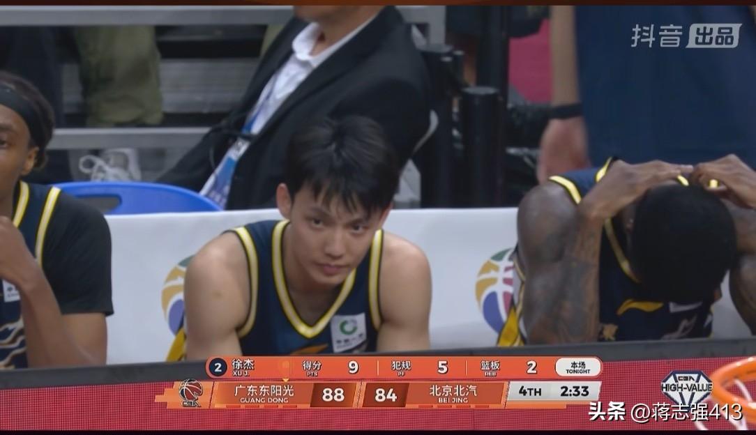 杜锋终究为自己固执买单，为什么平时不给陈家政上场机会，明知道自己内线弱还搞跑了焦